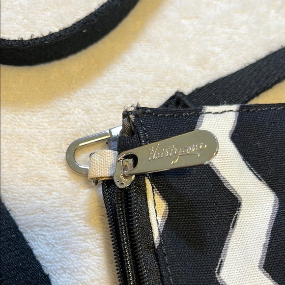 Thirty-One Black and White Chevron Crossbody Bag - Picture 2 of 8